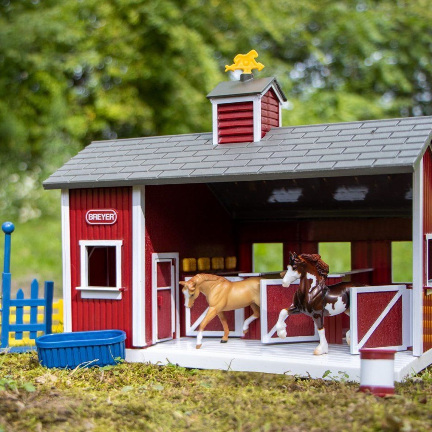 Breyer Stablemates Red Stable Set